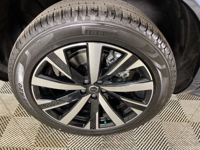 2025 Volvo XC90 Core - Photo 12