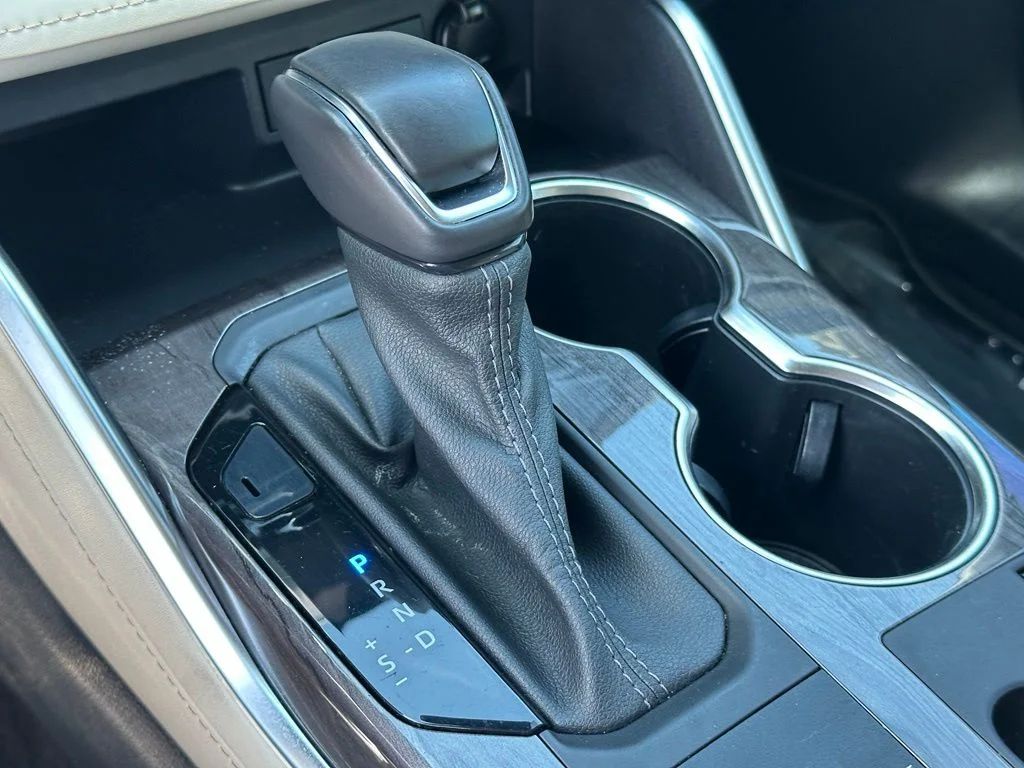 Used 2023  Toyota Limited image 9