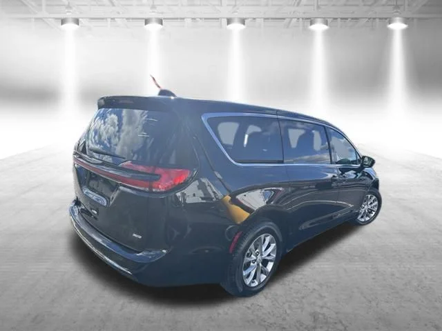 New 2026 Diamond Black Crystal Pearl-Coat Exterior Paint Chrysler Select image 6
