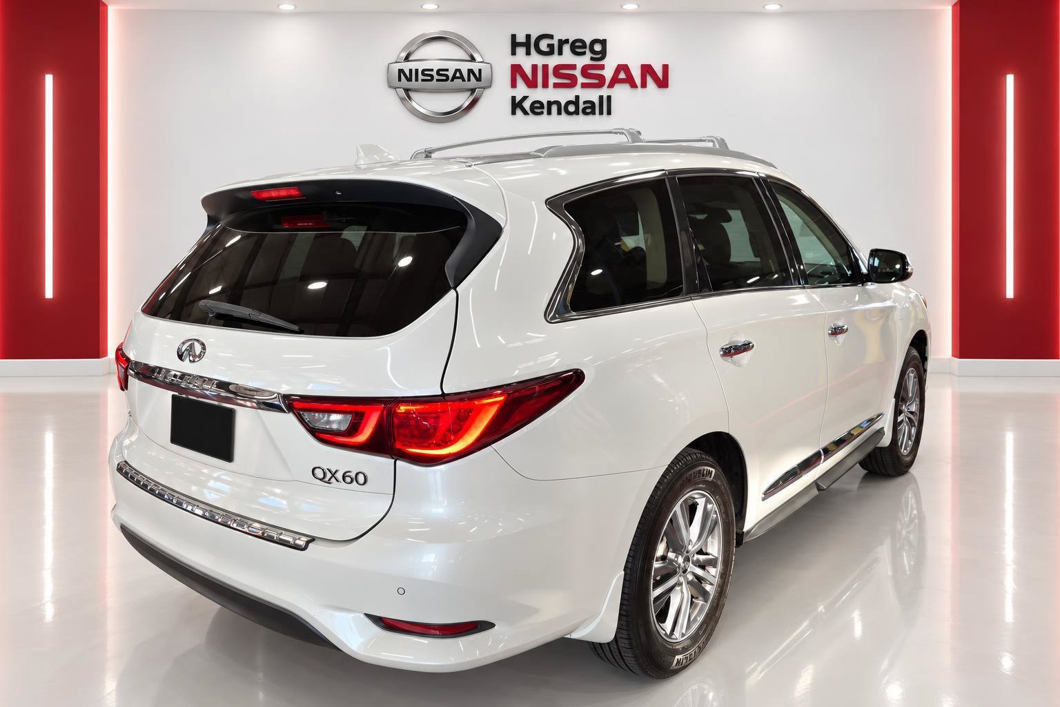 Used 2020 White INFINITI LUXE image 4