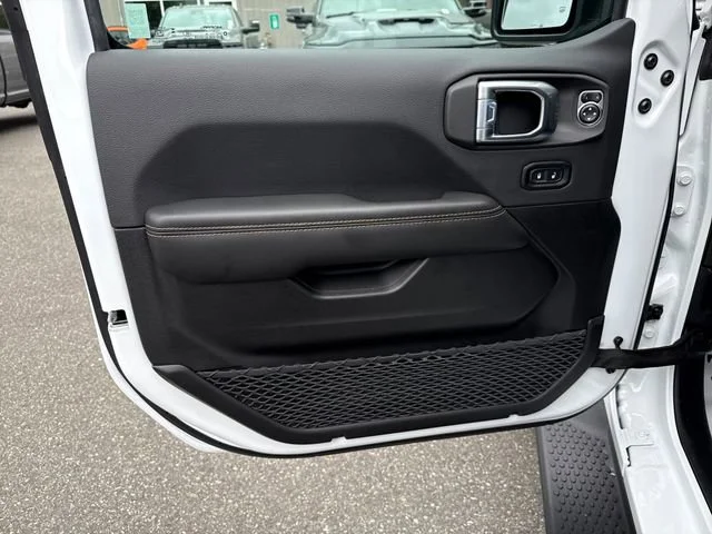 New 2026 Bright White Clear-Coat Exterior Paint Jeep Sahara image 15