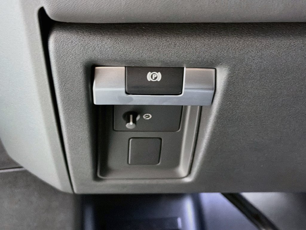 New 2026 Woolstone Green Land Rover X-Dynamic SE image 10