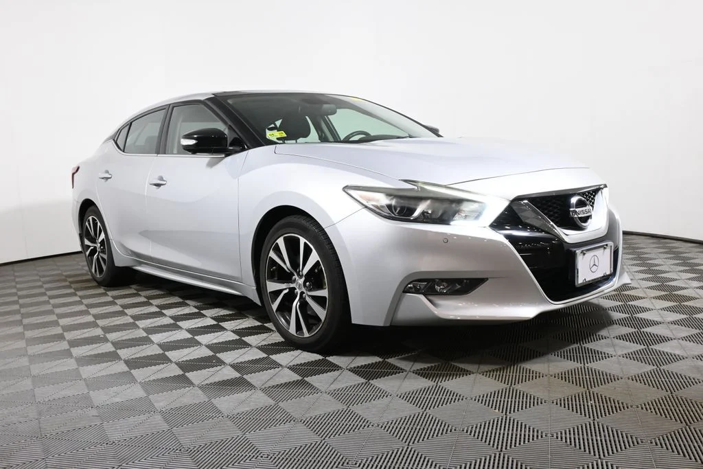 Used 2017 Silver Nissan Platinum image 9