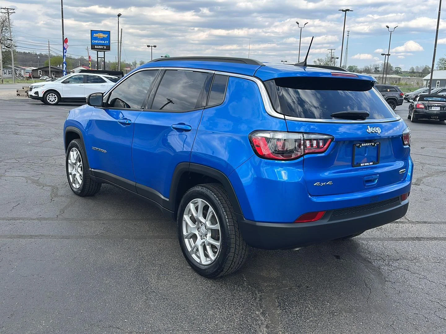 Used 2024 Hydro Blue Pearlcoat Jeep Latitude Lux image 3