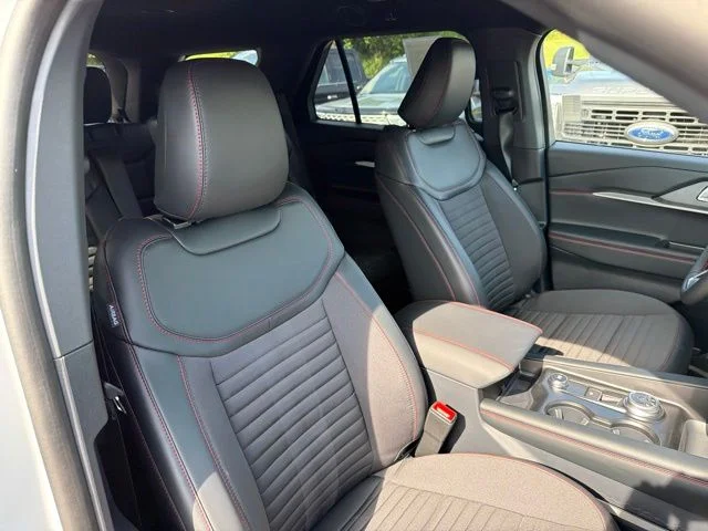 New 2026 Space White Metallic Ford ST-Line image 33