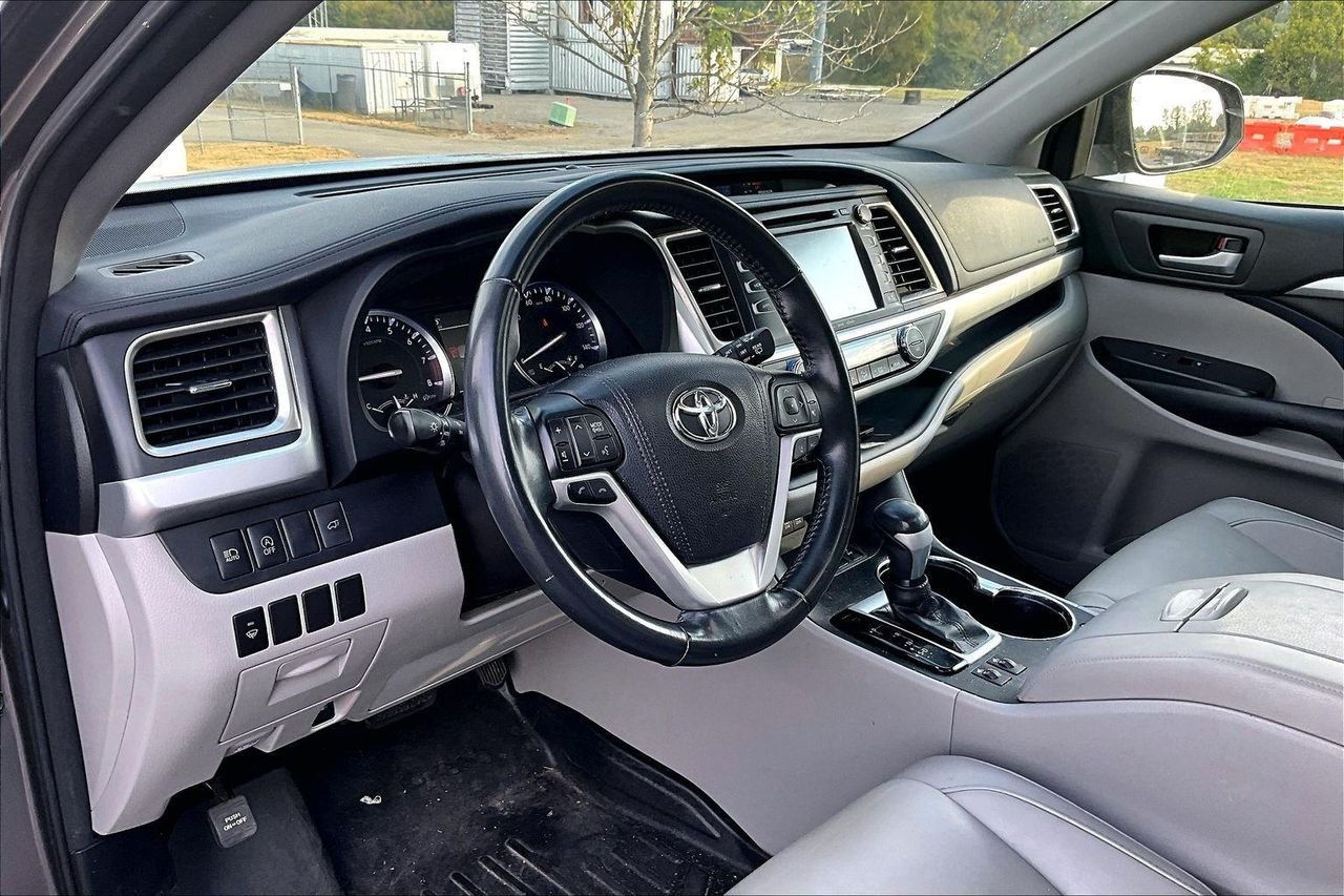 Used 2017 Predawn Gray Mica Toyota XLE image 5