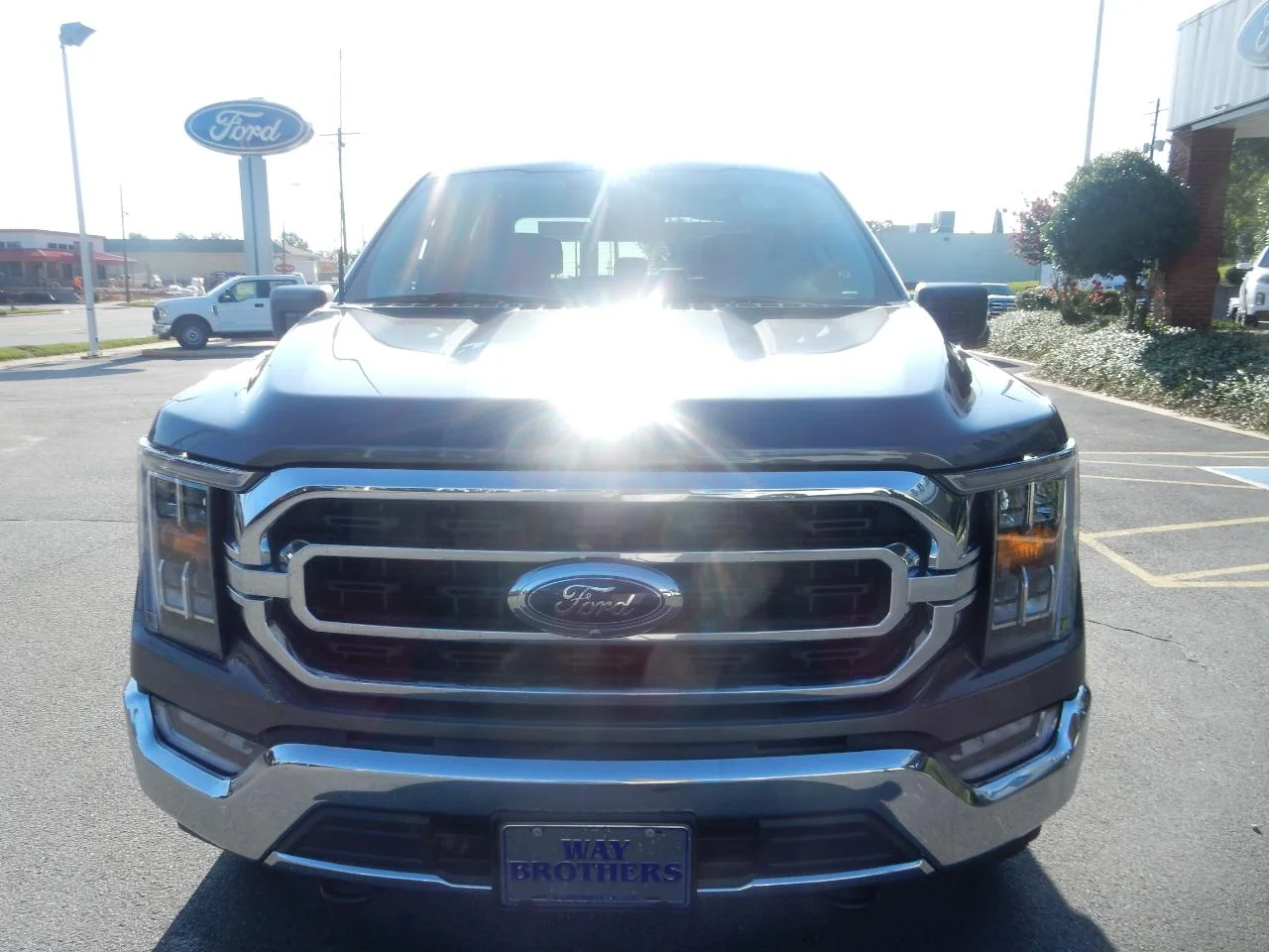 New 2022 Gray Ford XLT 4WD SUPERCREW 5.5 ft BO image 3