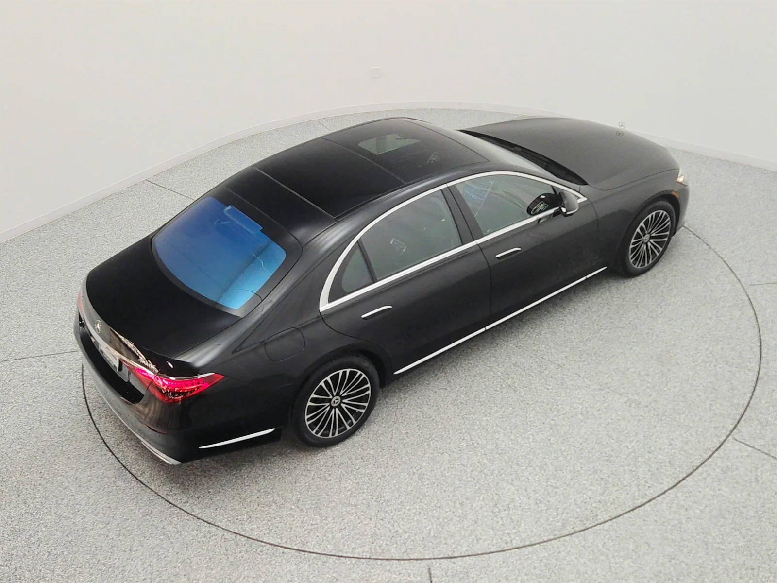 Used 2023 Obsidian Black Mercedes-Benz S 580e 4MATIC® Sedan image 26