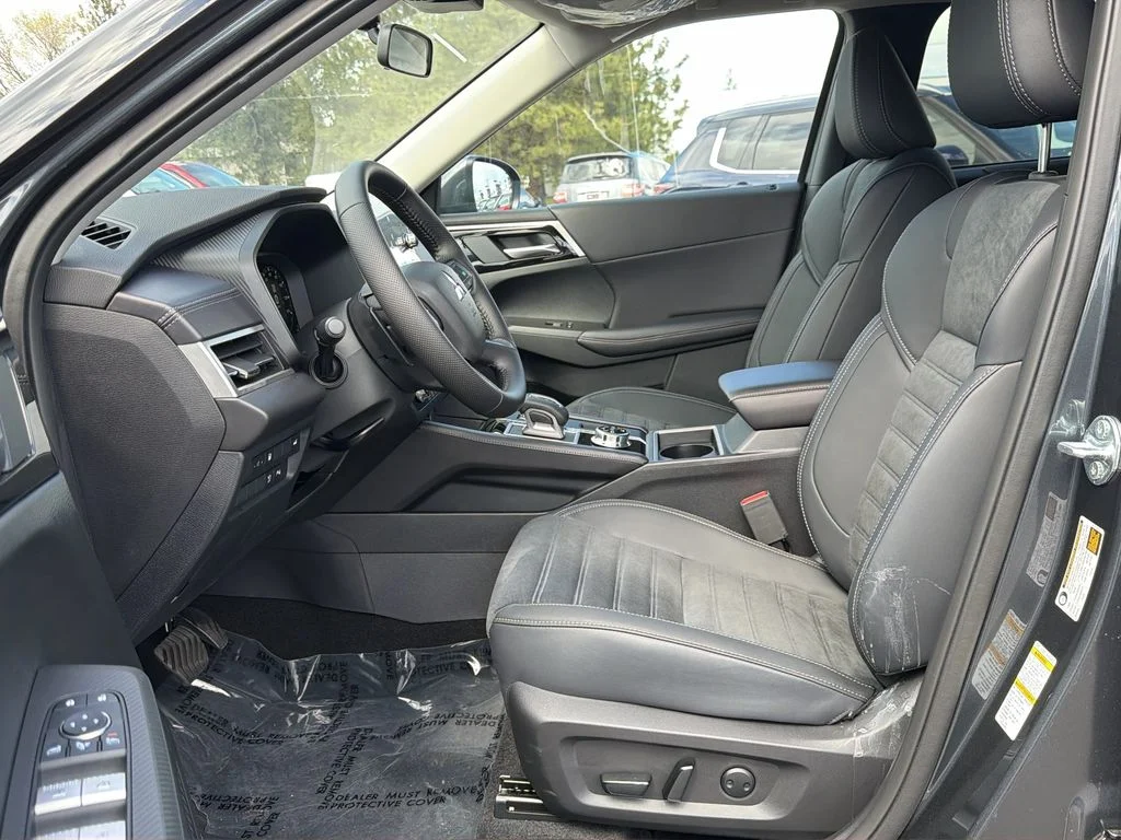 New 2025 Graphite Gray Mitsubishi SE image 11