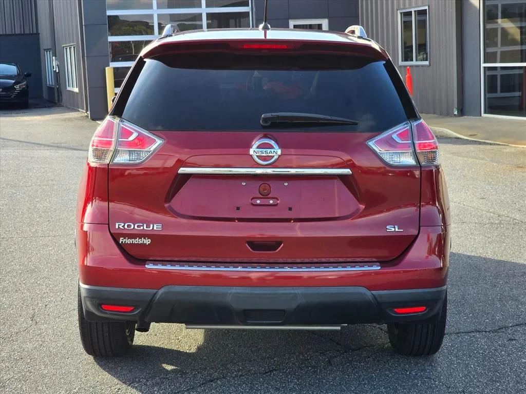 Used 2015 Red Nissan SL image 25