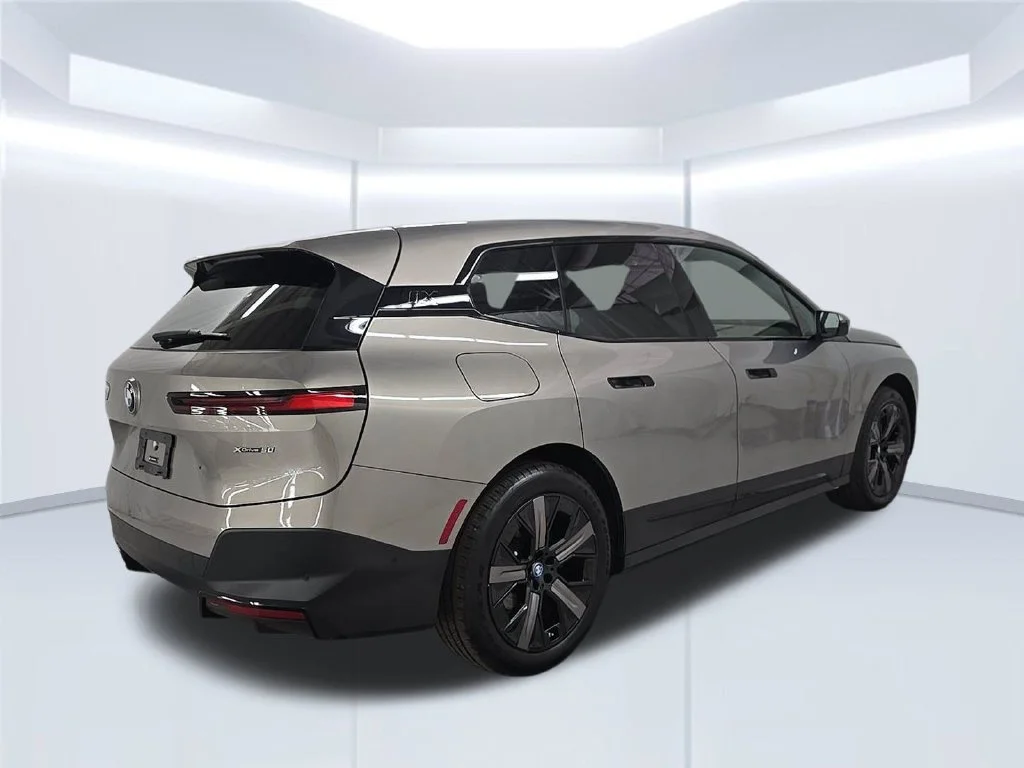Used 2024 Gray BMW xDrive50 image 17