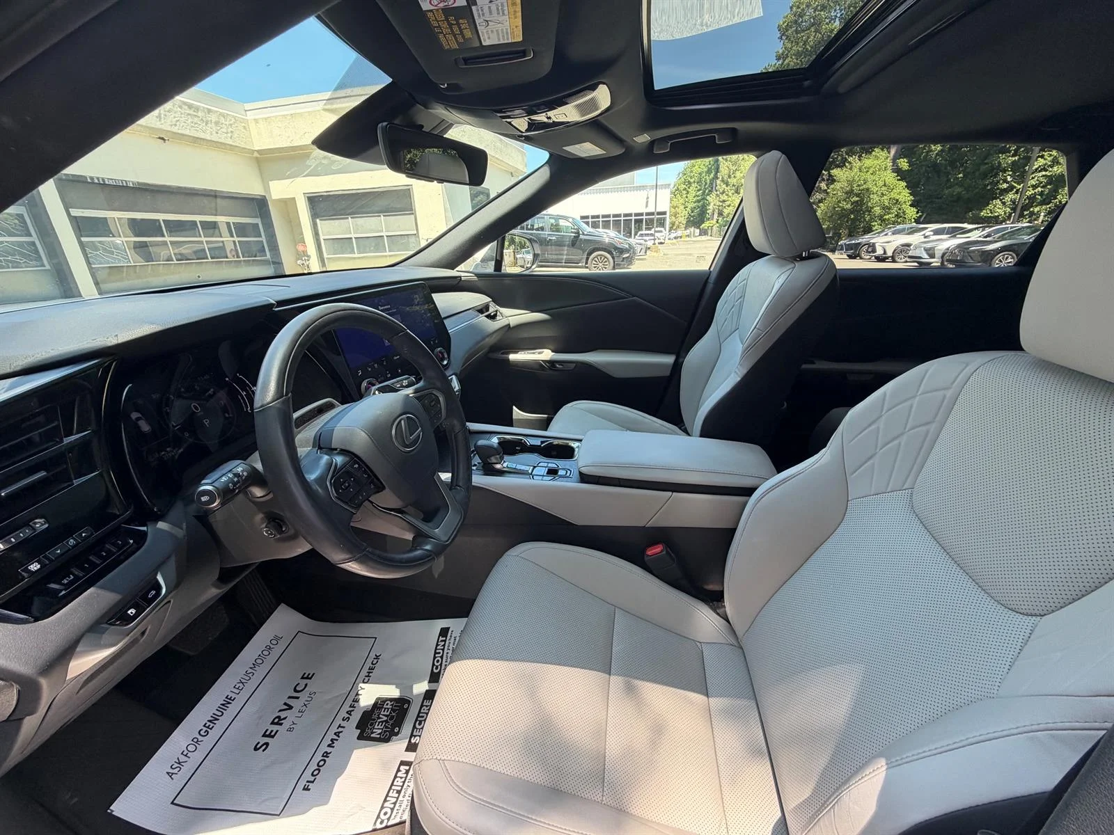 Certified Used 2024 Eminent White Pearl (085) Lexus Premium PanoView Monitor image 2