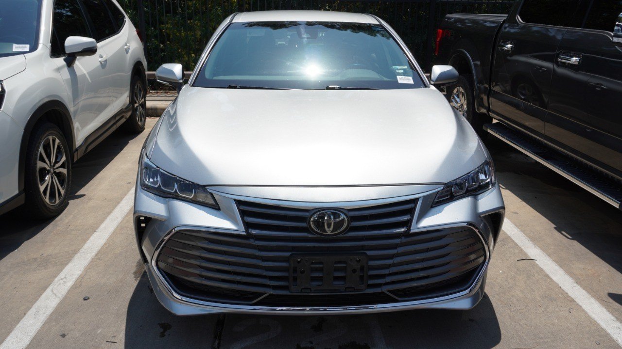 Used 2022 Silver Toyota XLE image 2