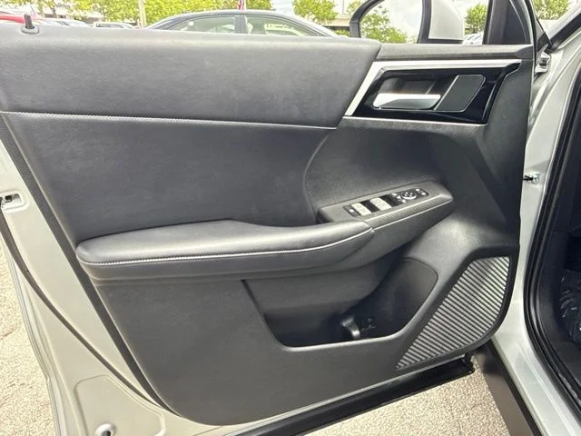Used 2023 White Mitsubishi SE image 31