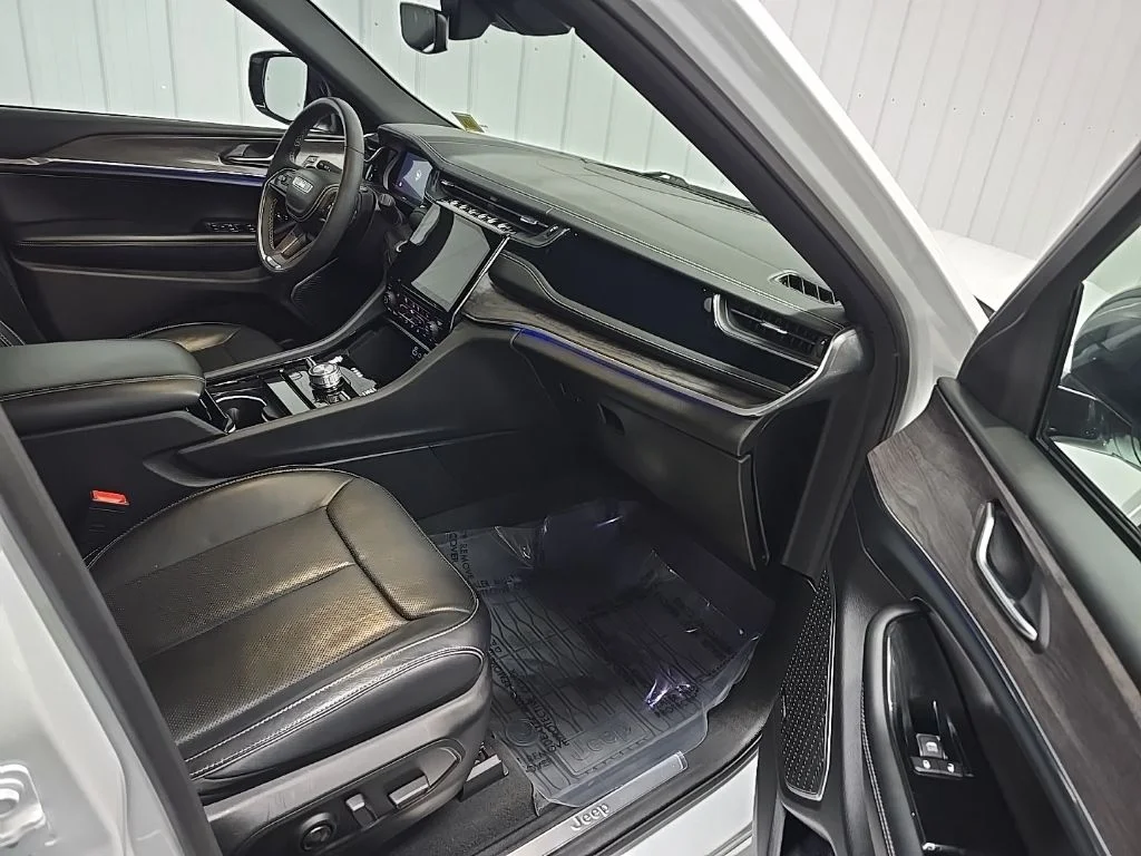 Used 2023 White Jeep Overland image 17