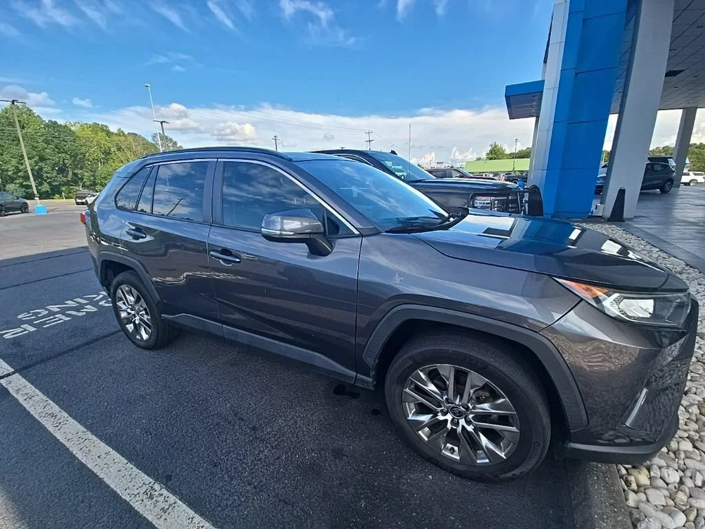 Used 2021 Magnetic Gray Met Toyota XLE Premium image 9