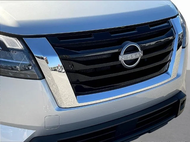Used 2025 Silver Nissan S image 33