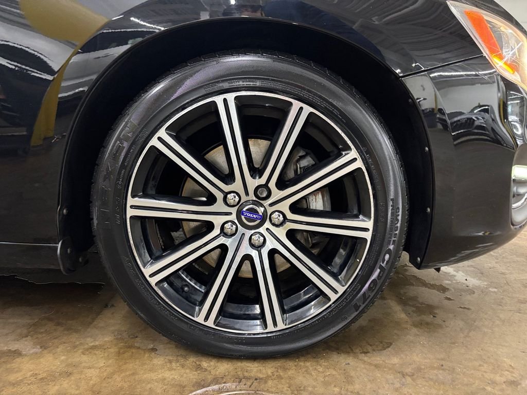 Used 2017 Onyx Black Metallic Volvo T5 image 38