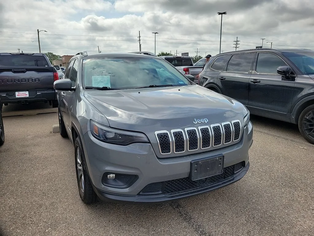 Used 2021  Jeep Latitude Lux image 2