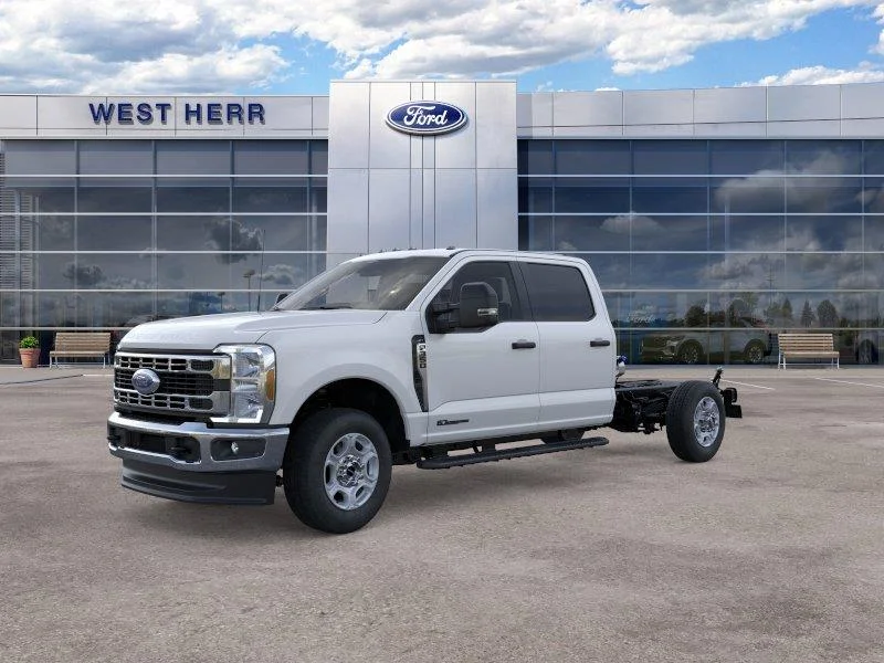 2026 Ford F-350 Super Duty Chassis Cab XLT - Photo 2