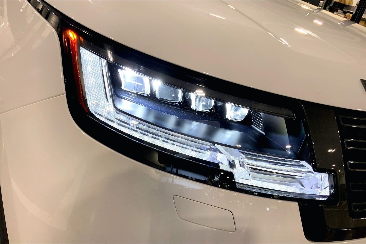 New 2026 Ostuni Pearl White LAND ROVER SE image 13