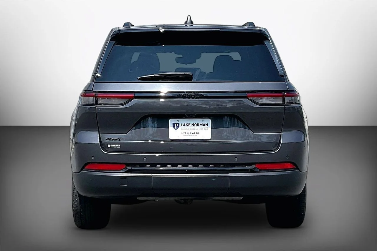 Used 2023 Gray Jeep Altitude X image 7