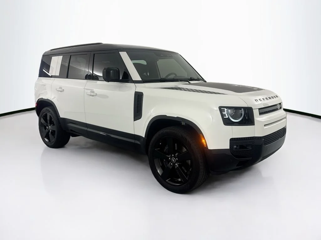 Used 2025 White Land Rover X-Dynamic SE image 3
