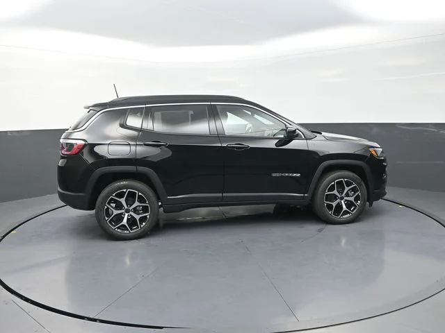 New 2026 Diamond Black Crystal Pearl-Coat Exterior Paint Jeep Limited image 10