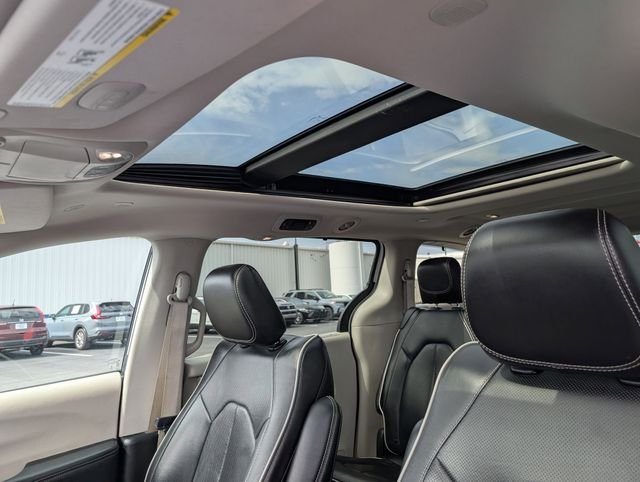 Used 2023 White Chrysler Limited image 17