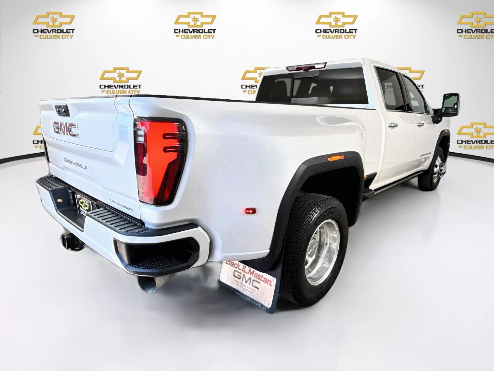 Used 2024 White Frost Tricoat GMC Denali DRW image 8