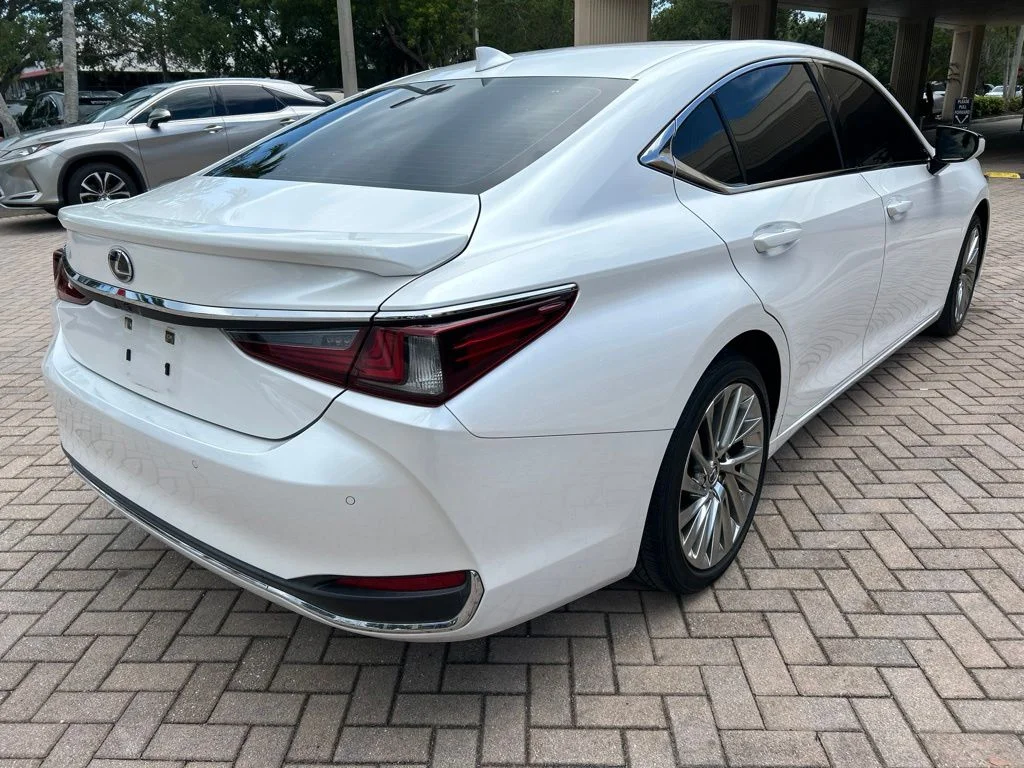 Certified Used 2022 EMINENT WHITE PEARL Lexus 300h Ultra Luxury image 3
