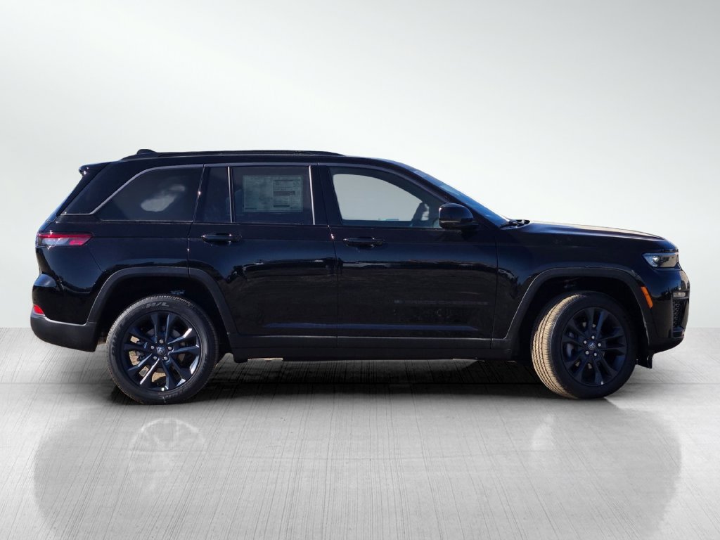 New 2026 Diamond Black Crystal Pearl-Coat Exterior Paint Jeep  image 3
