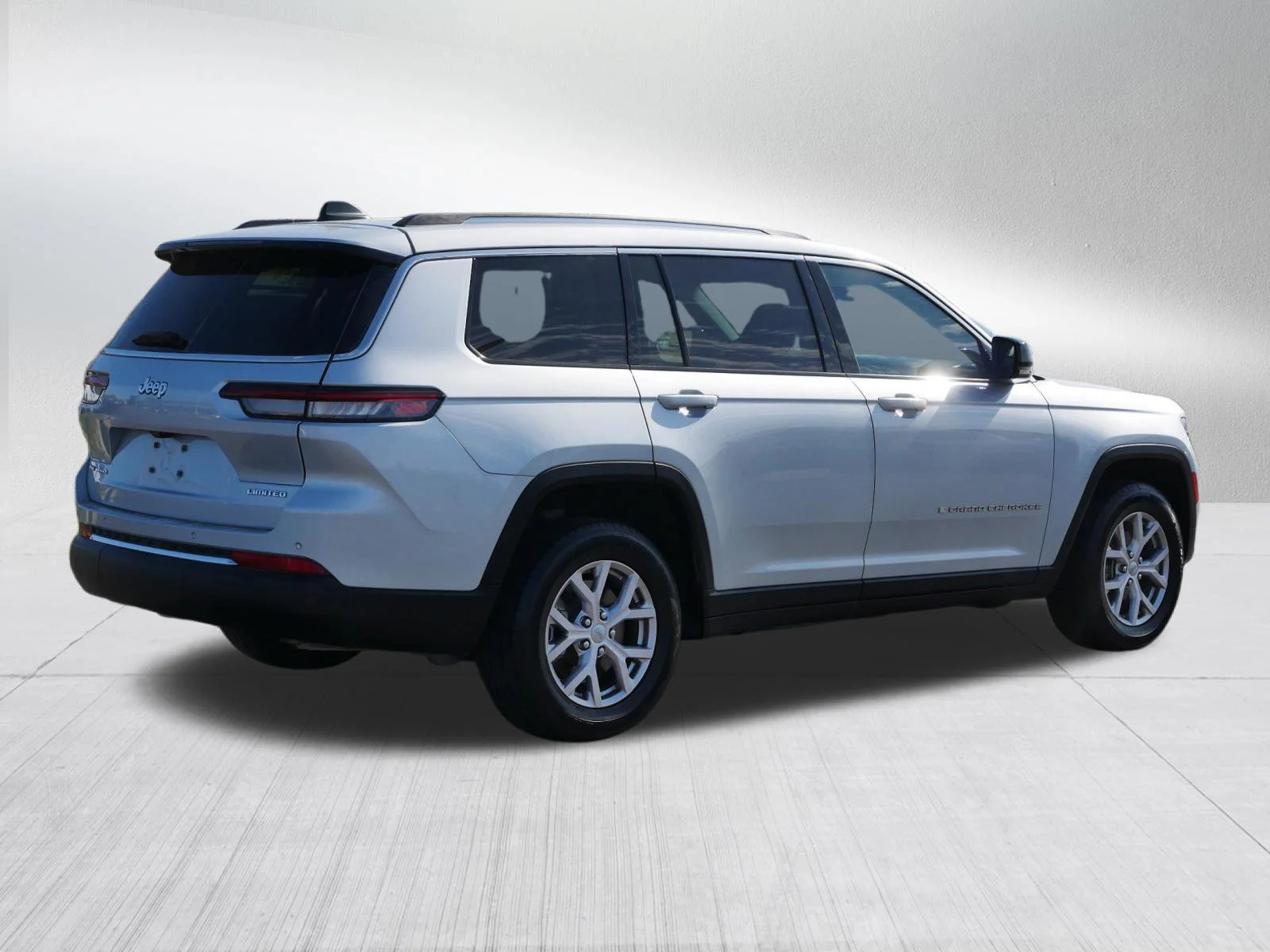 Used 2022 Silver Zynith Jeep Limited image 7