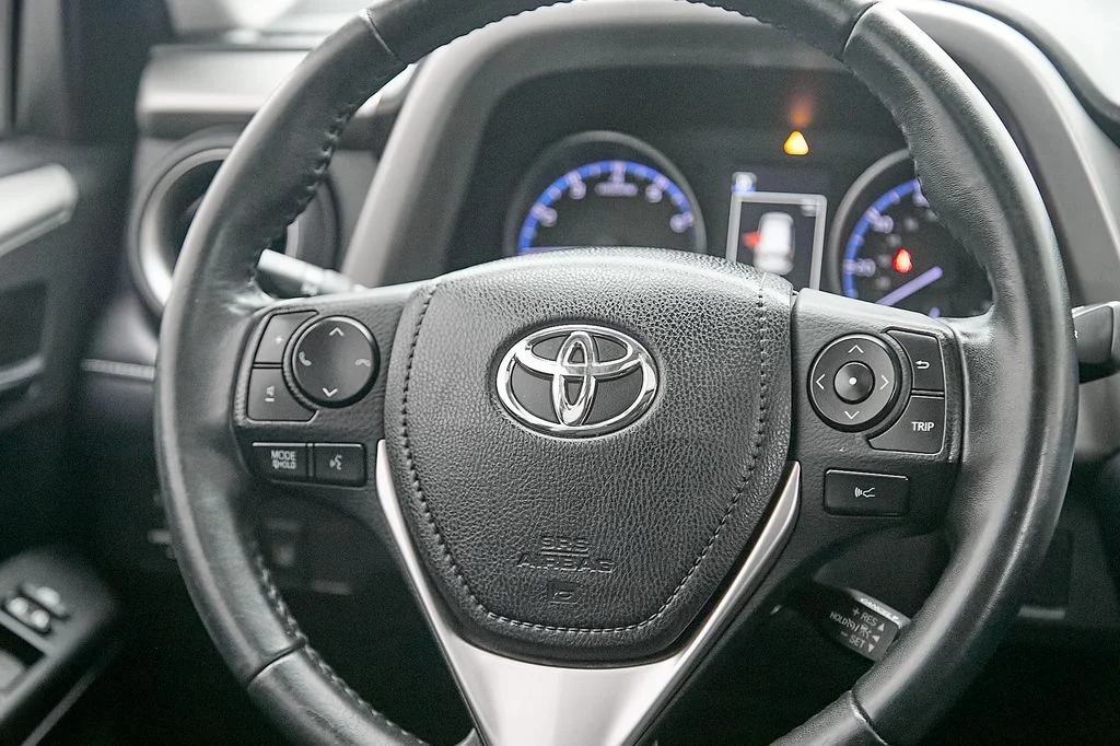 Used 2018 White Toyota XLE image 24