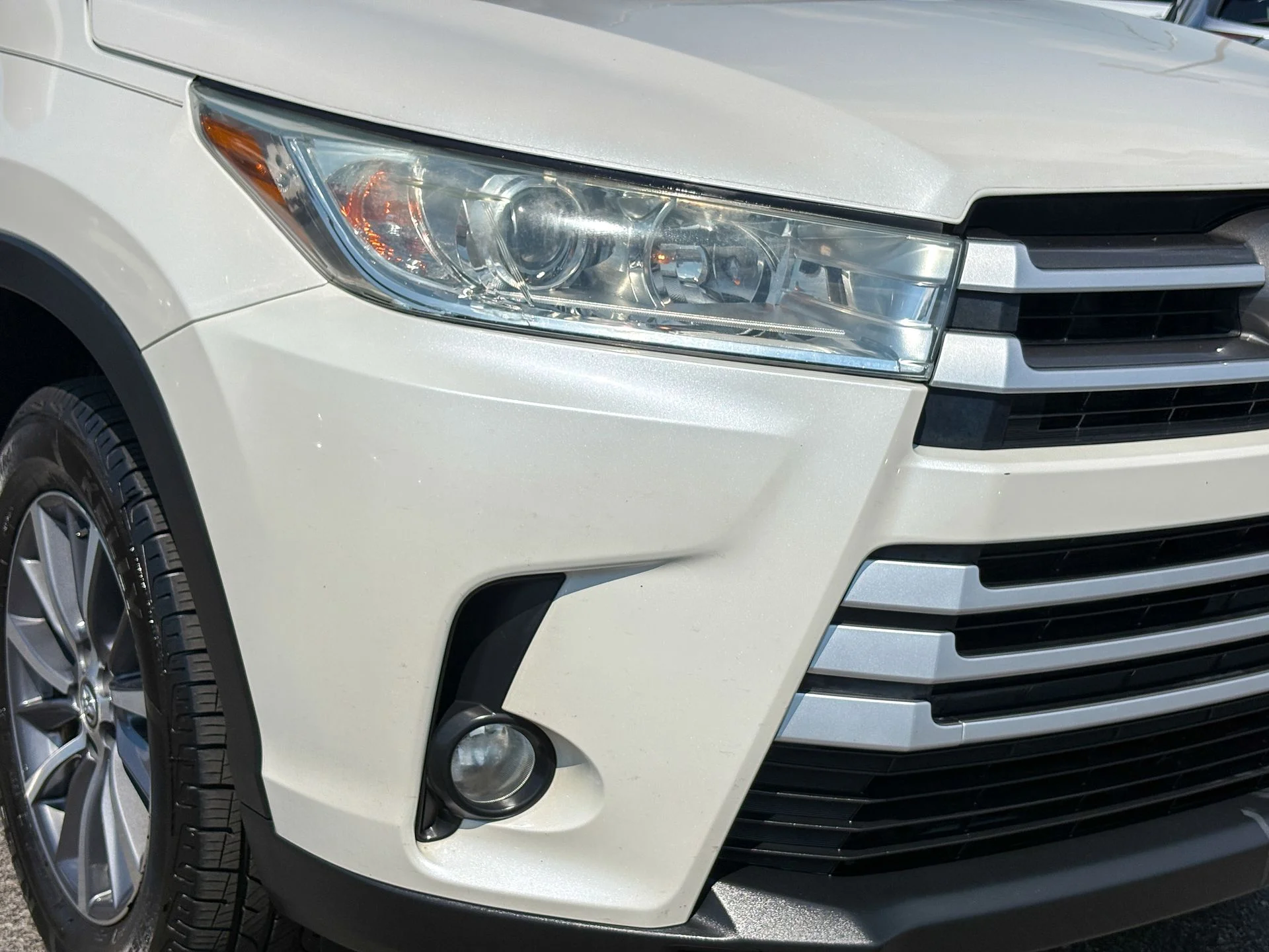Used 2019 White Toyota XLE image 3