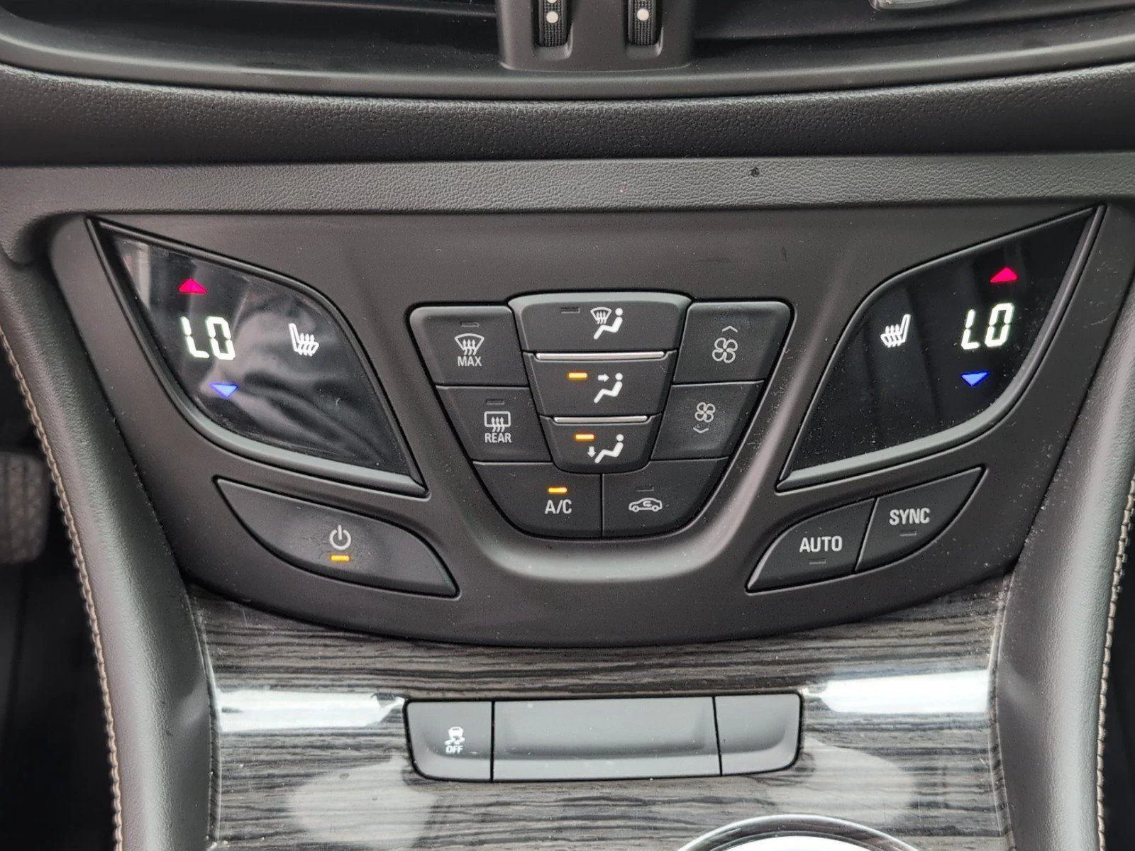 Used 2018 SUMMIT WHITE Buick Essence image 24