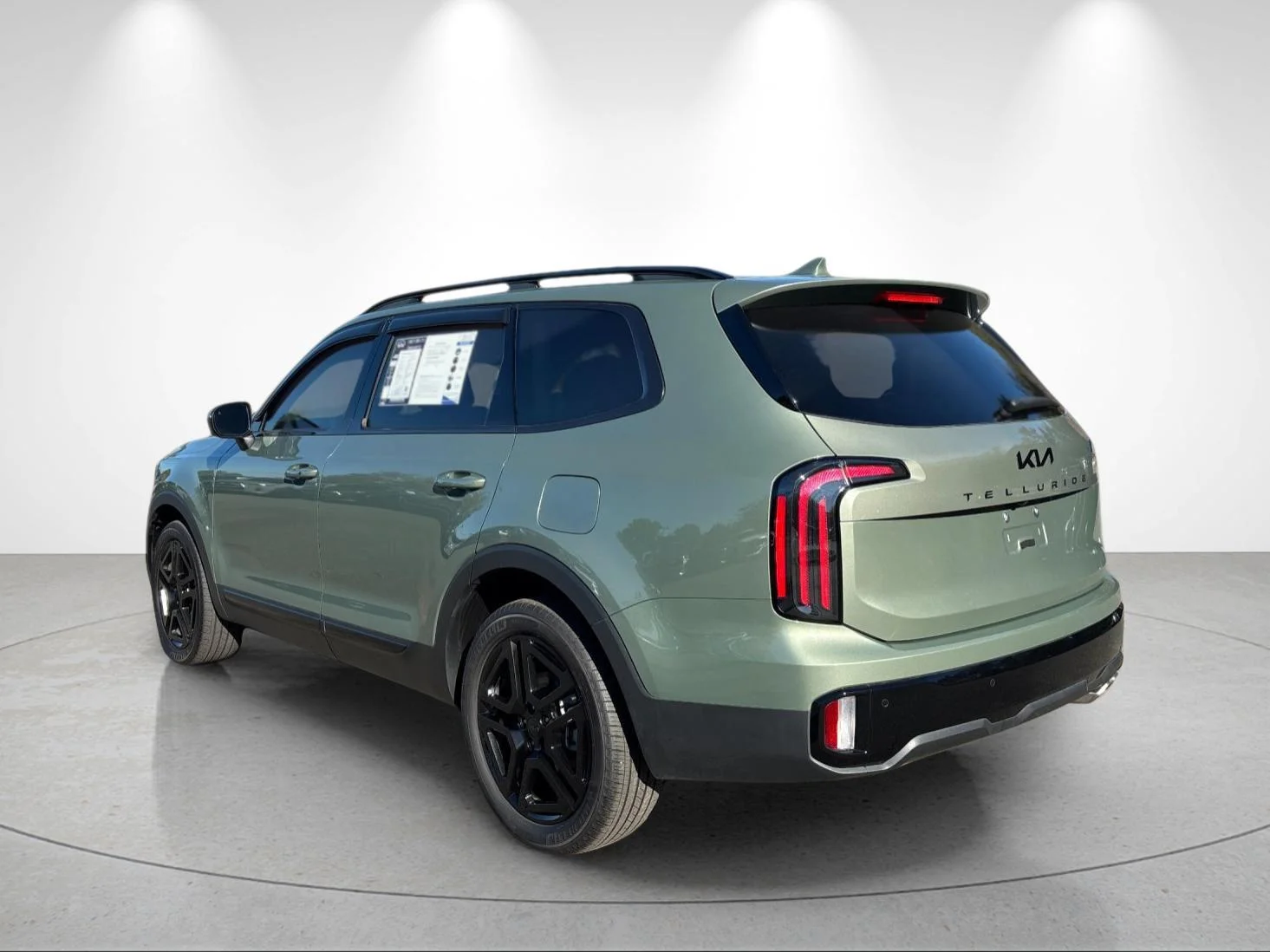 Used 2025 Jungle Green Kia EX X-Line image 3