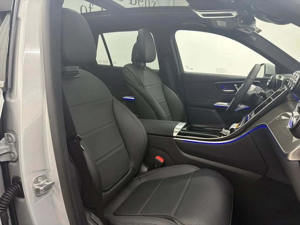 New 2027 White Mercedes-Benz GLC 300 image 31