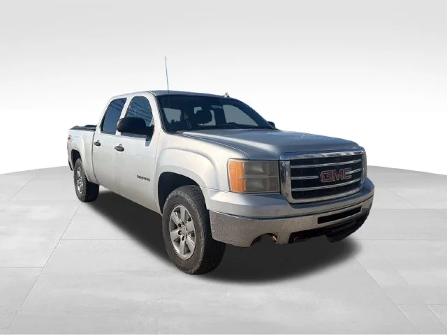 Used 2013 Silver GMC SLE image 3