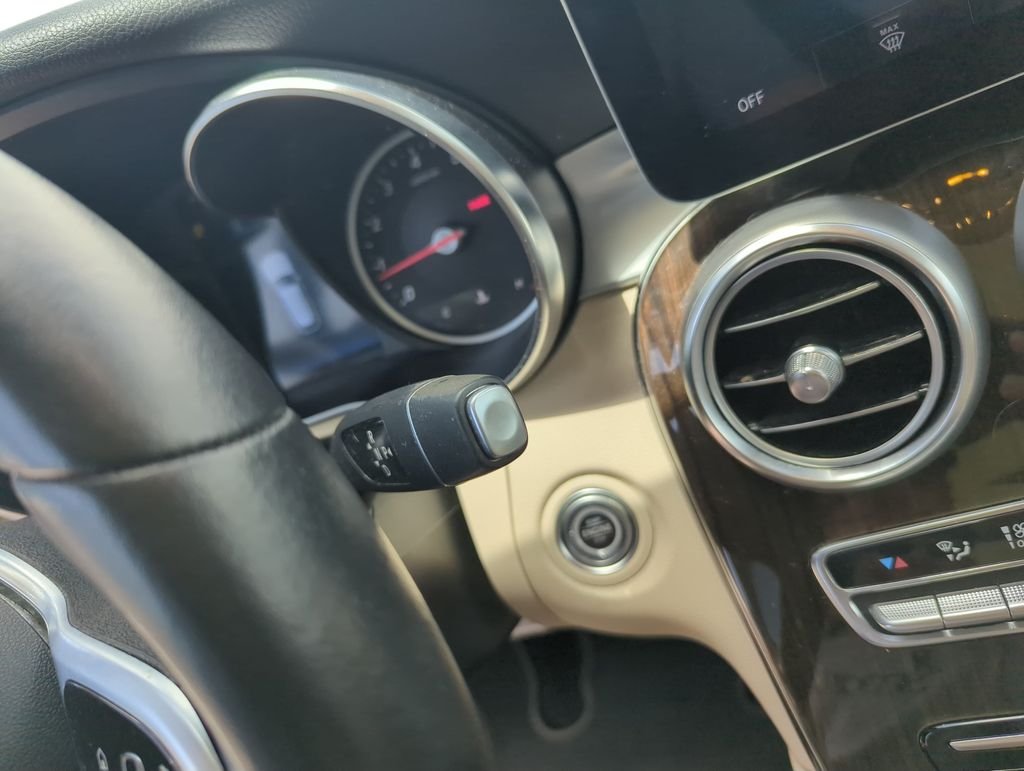 Used 2022  Mercedes-Benz GLC 300 image 24