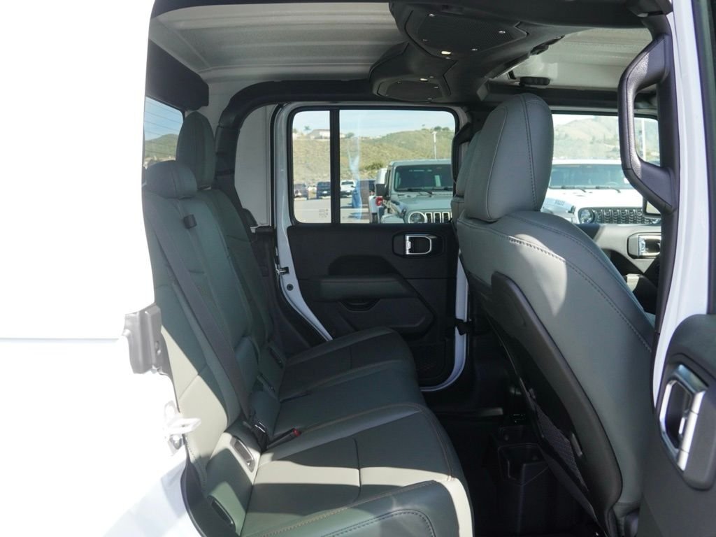 New 2026 Bright White Clear-Coat Exterior Paint Jeep Mojave image 20