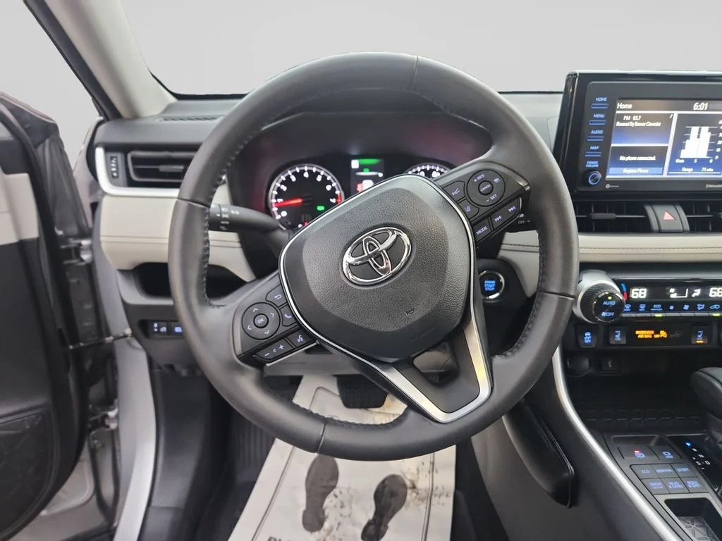 Used 2022 Silver Toyota XLE image 13