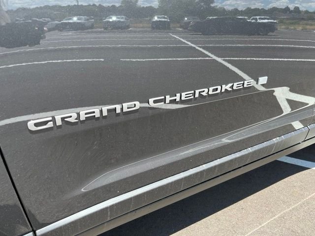 New 2026 Baltic Gray Metallic Clear-Coat Exterior Paint Jeep Laredo X image 10