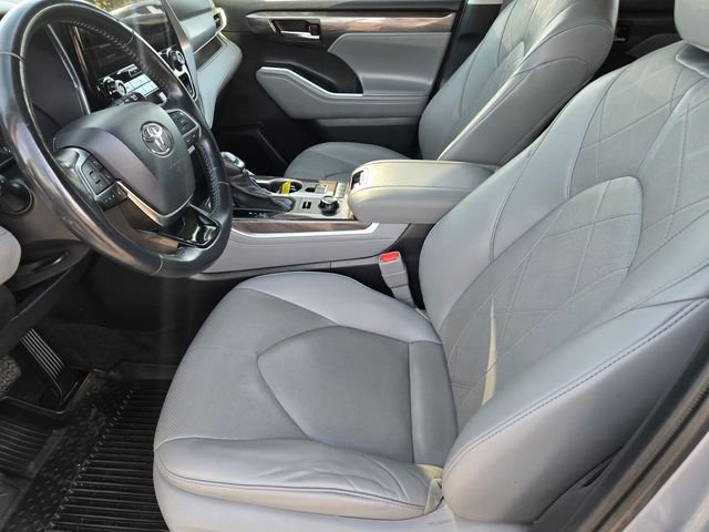 Used 2021  Toyota Platinum image 17