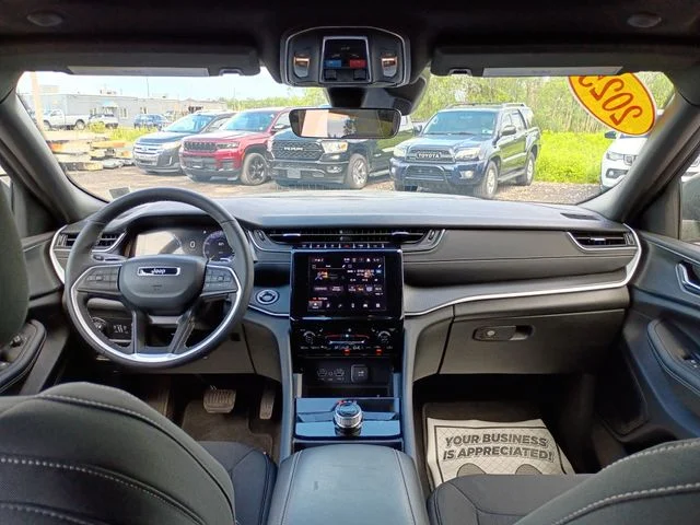 Used 2025 Silver Jeep Laredo X image 9