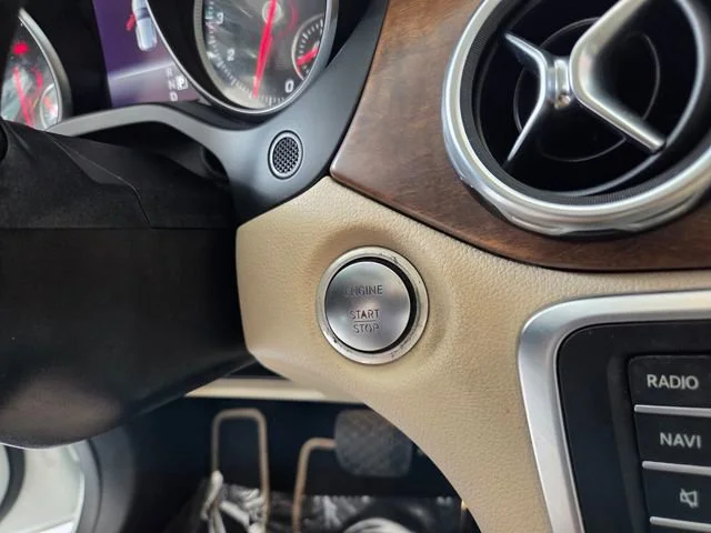 Used 2019 White Mercedes-Benz GLA 250 image 27