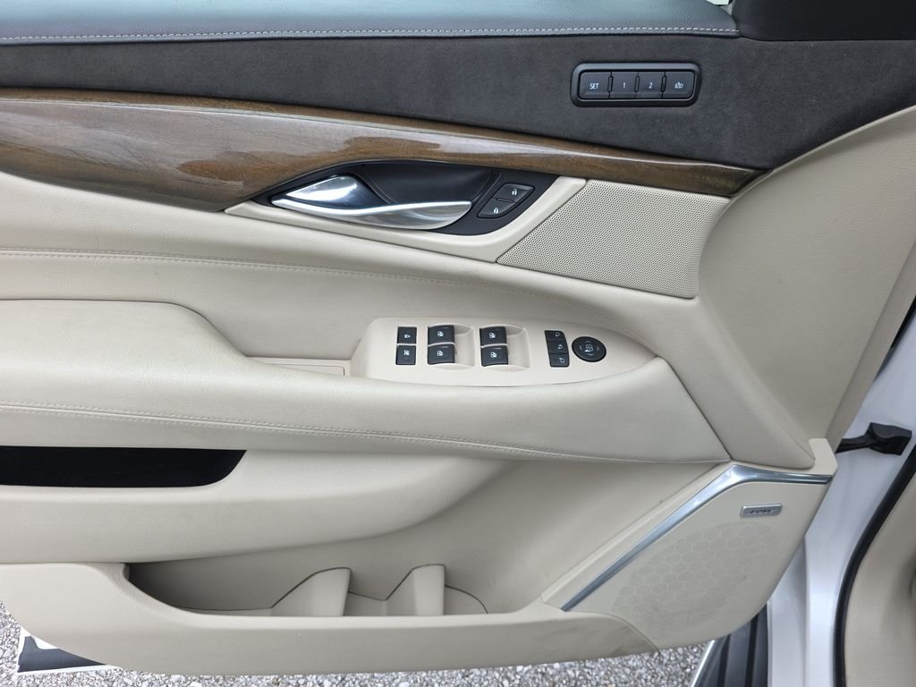Used 2020 Crystal White Tricoat Cadillac Luxury image 17