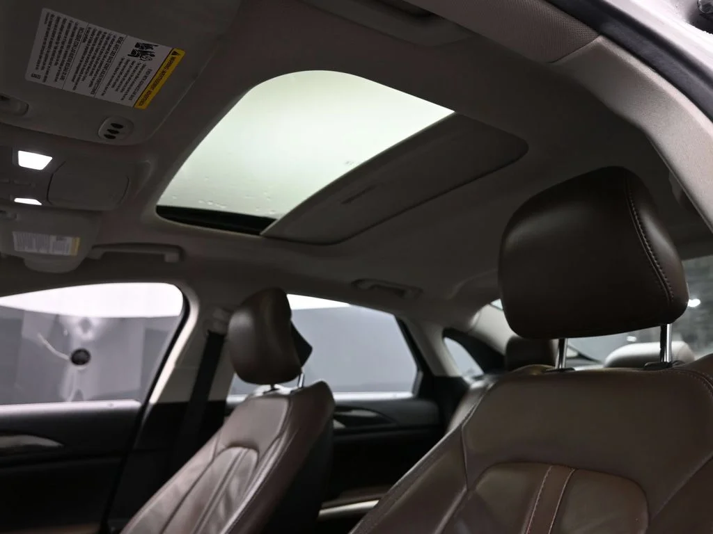 Used 2016 White Lincoln Base image 21
