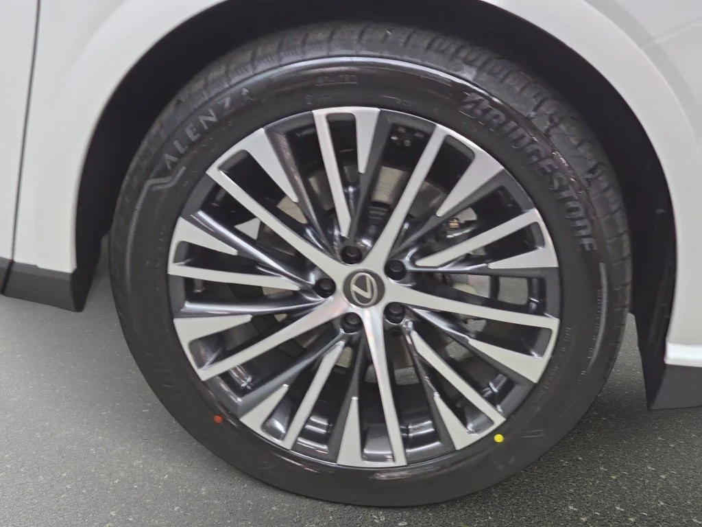 New 2026 Eminent White Pearl Lexus PREMIUM PLUS image 29