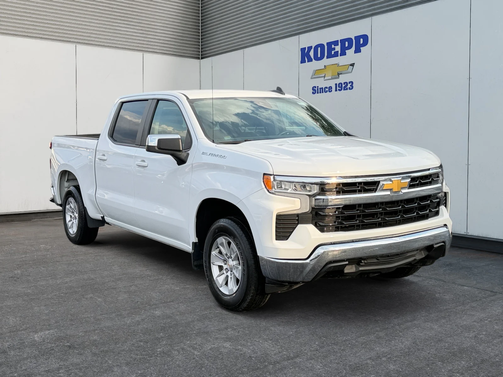 Used 2025 Summit White Chevrolet LT image 7